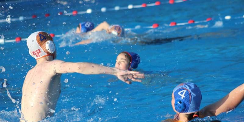 Waterpoloer Luijkx Het binnenbad is weer geopend, maar voorlopig blijft het bij baantjes zwemmen