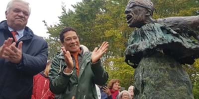 Oud-zwemkampioene Enith Brigitha geëerd met standbeeld