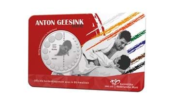 Noel van ’t End slaat op Olympic Day eerste Anton Geesink-herdenkingsmunt